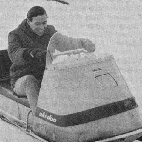 JIm sur un skidoo lors d'une promotion au canada (Mont Tremblant) JIm sur un skidoo lors d'une promotion au canada (Mont Tremblant)